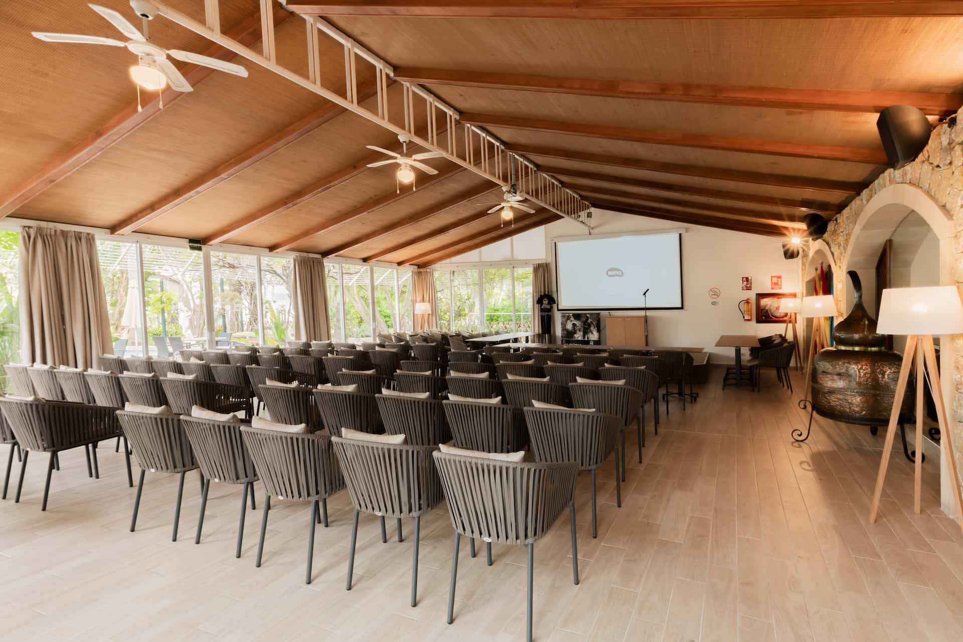 instalaciones bar y salon hotel bahia de alcudia