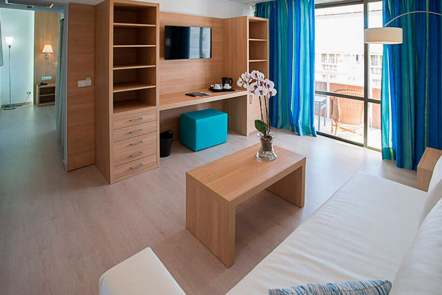 book your junior suite with partial sea view in hotel bahia de alcudia