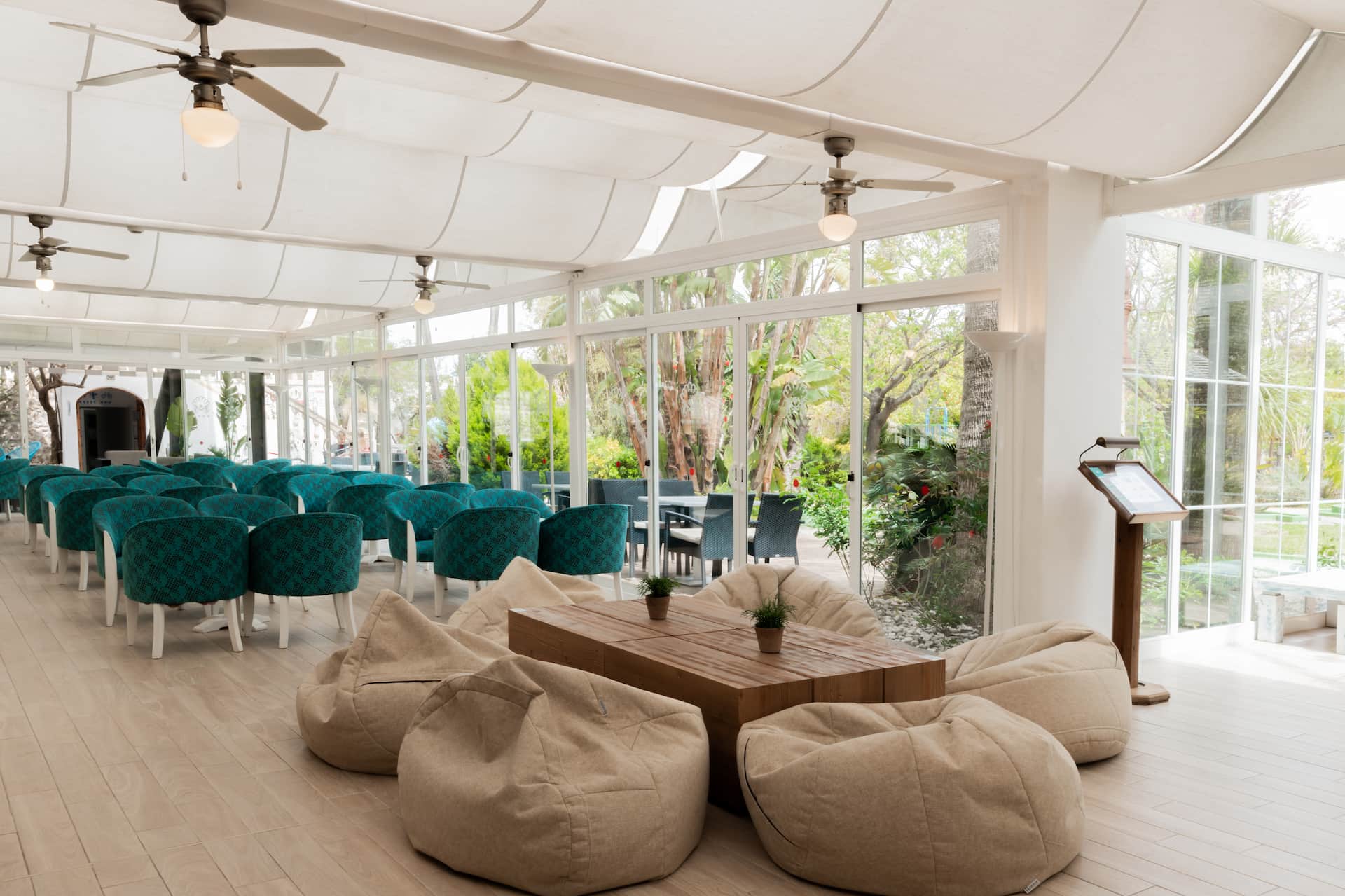 bar lounge hotel bahia de alcudia
