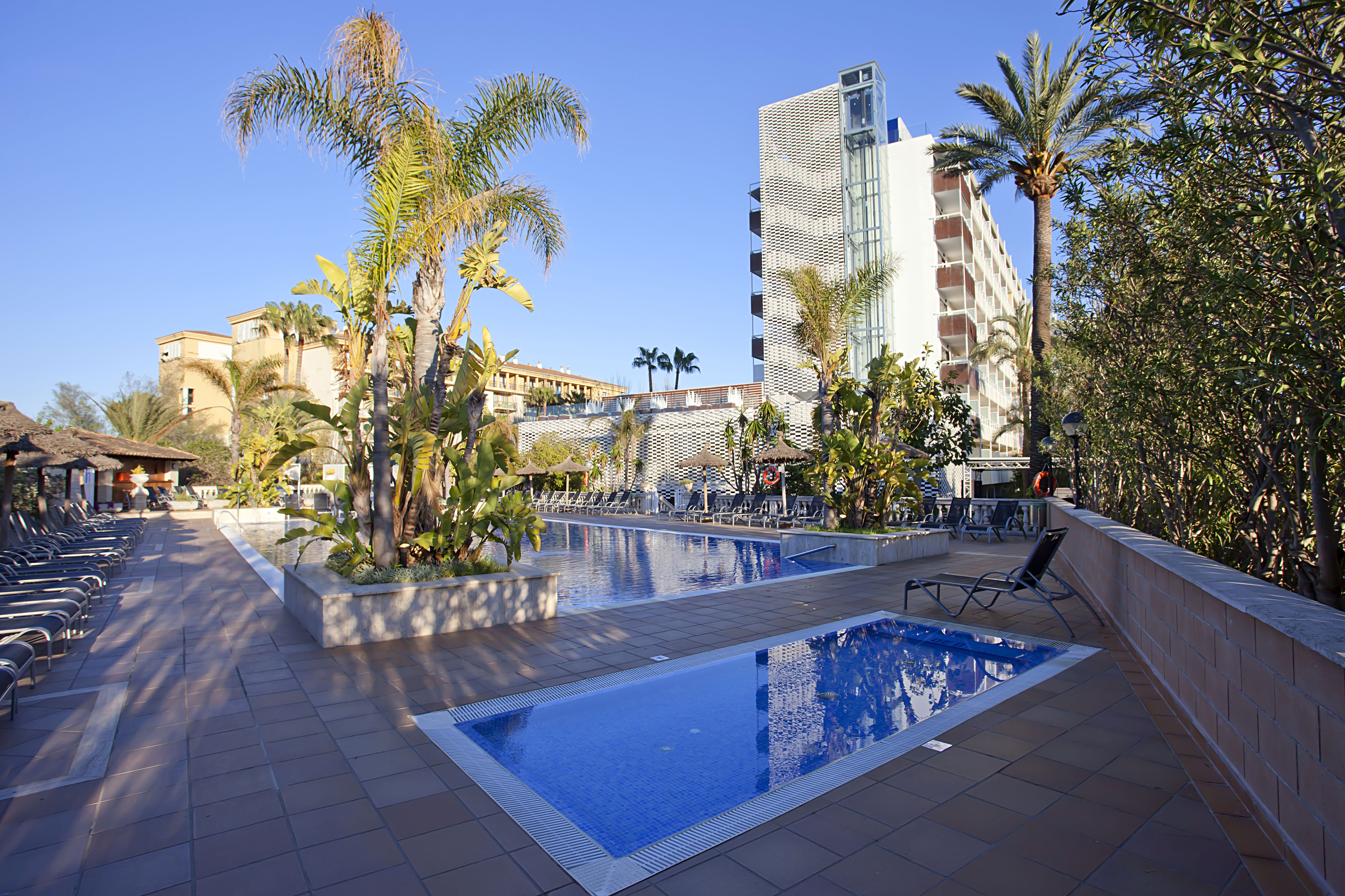 vacances dans la piscine de l'hôtel bahia de alcudia
