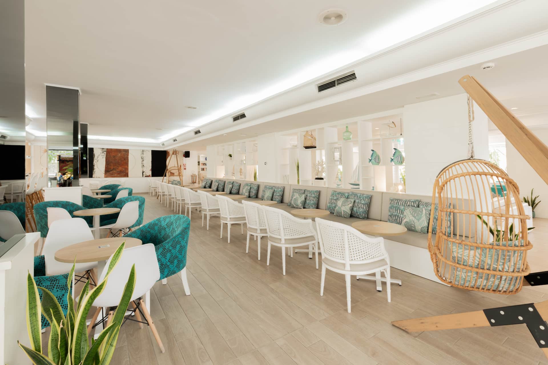 bar et salons hotel bahia de alcudia