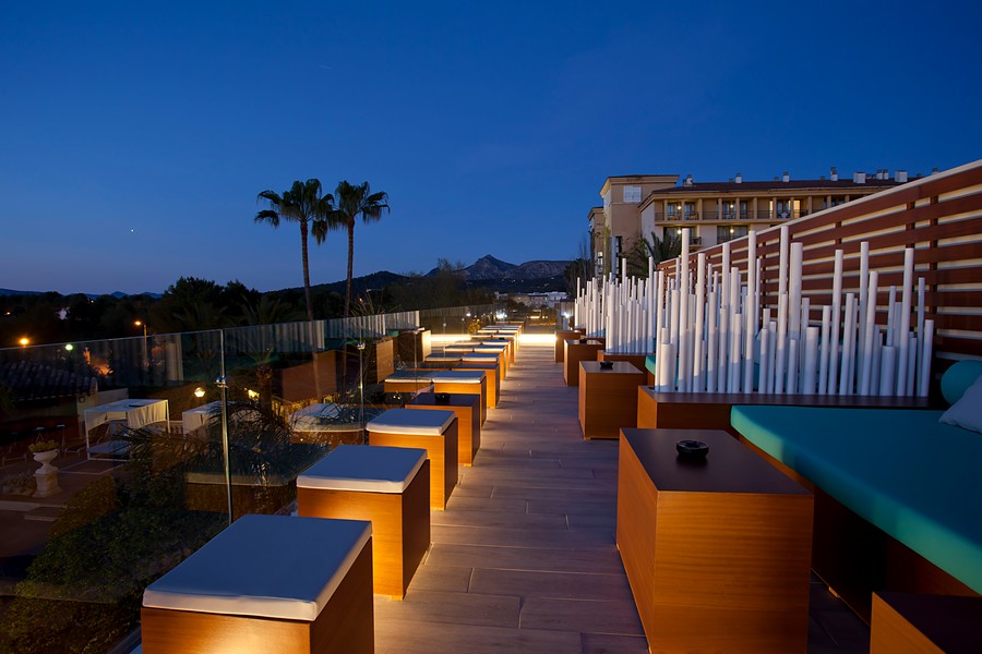 instalaciones lounge terrace hotel bahia de alcudia