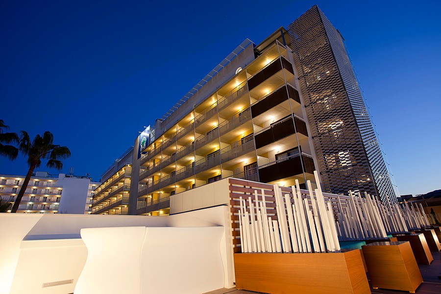 terraza hotel bahia de alcudia